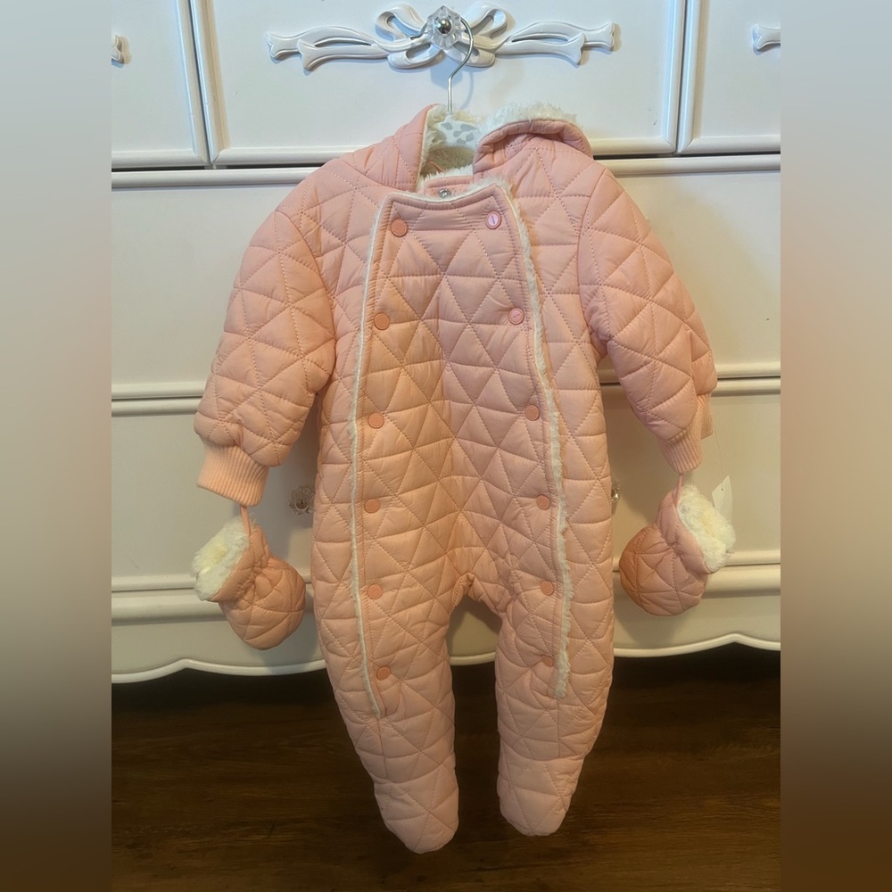 Urban Republic Girl’s Infant Snow Suit Set With Mittens Size 3-6 month’s NWT